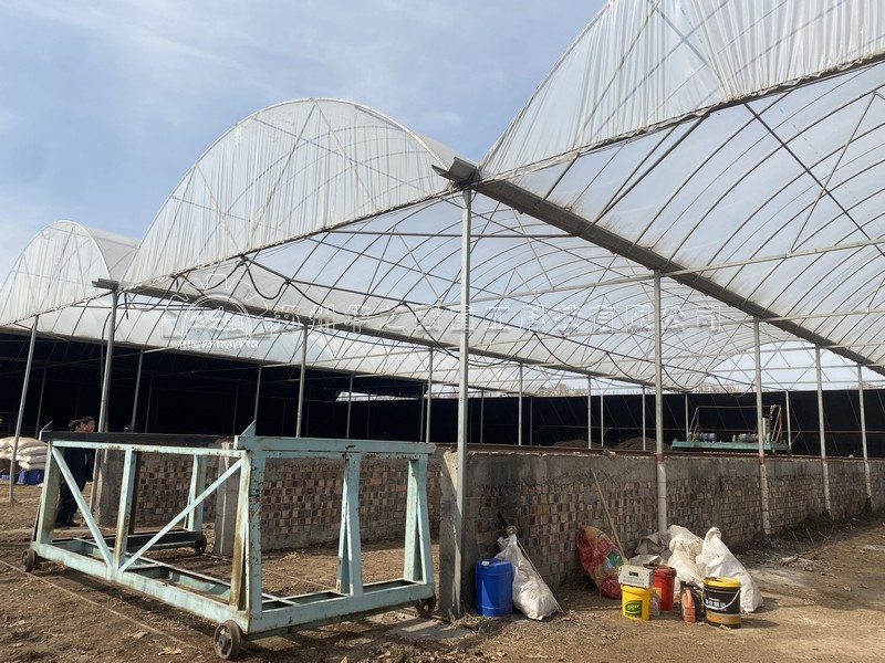 槽式翻堆機現(xiàn)場 .jpg